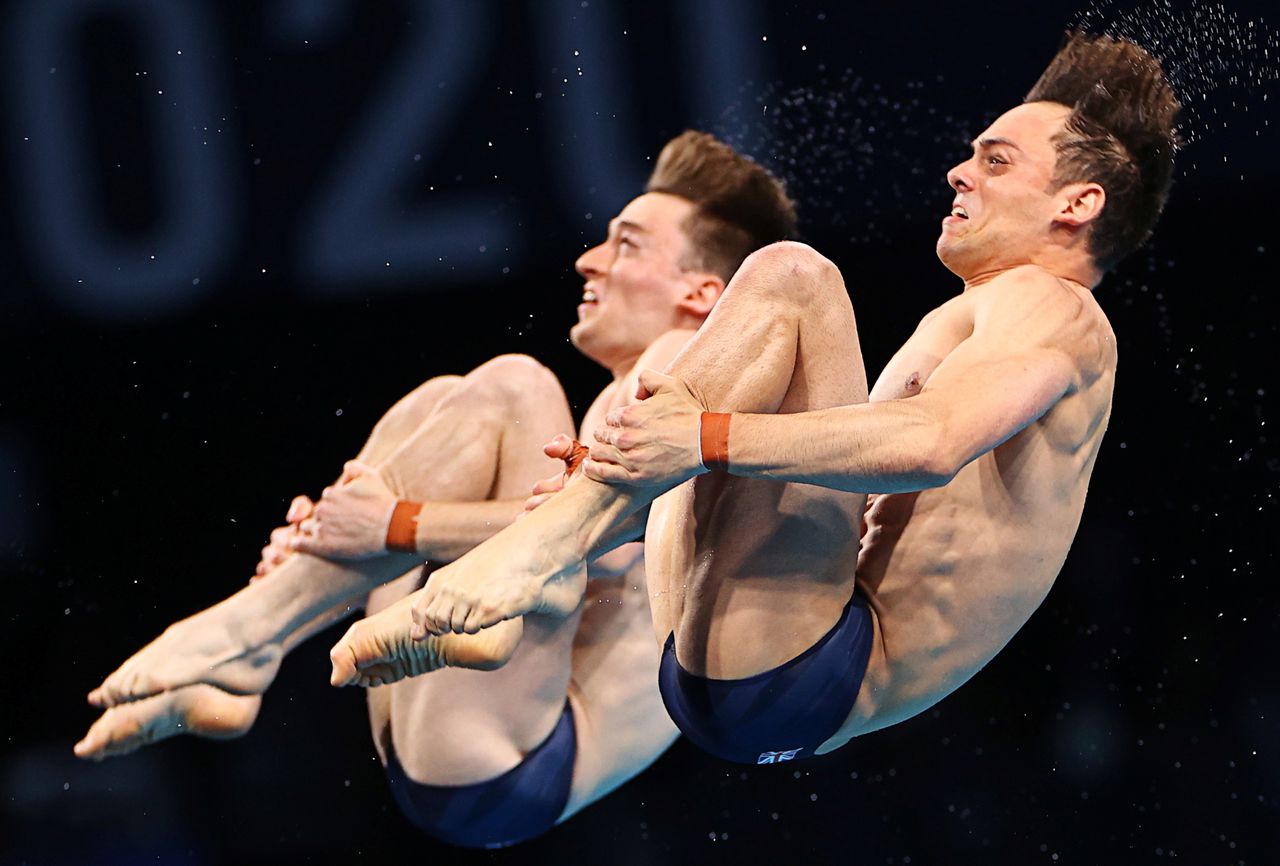 Jul 26, 2021. 
Foto del domingo de los británicos Thomas Daley y Matty Lee en la prueba de salto de trampolín de 10 metros sincronizados.
REUTERS/Marko Djurica