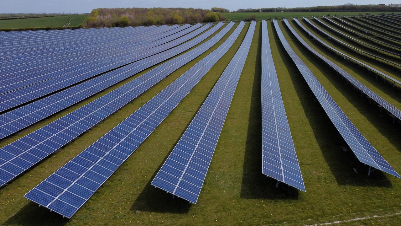 FOTO DE ARCHIVO: Un campo de paneles solares cerca de Royston, Gran Bretaña, el 26 de abril de 2021. Fotografía tomada con un dron. REUTERS/Matthew Childs/File Photo