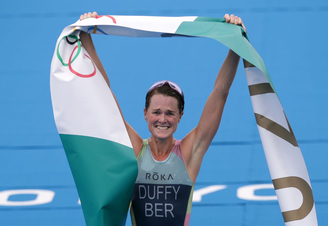 Flora Duffy de Bermudas celebra la victoria en el triatlón de los Juegos Olímpicos de Tokio . Odaiba Marine Park, Tokio, Japón 27 de julio de 2021. REUTERS/Hannah Mckay
