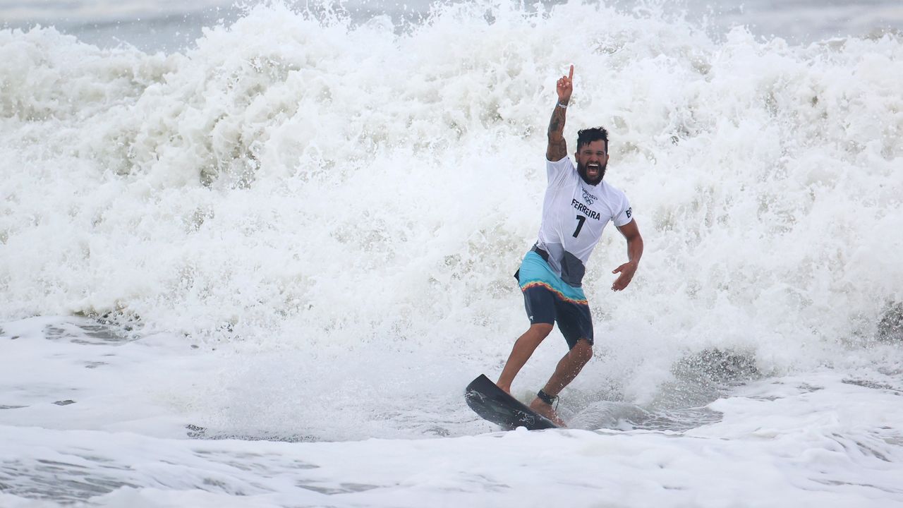 Juegos Olímpicos de Tokio 2020 - Surf - Tabla corta masculina - Medalla de oro - Playa de surf de Tsurigasaki, Chiba, Japón - 27 de julio de 2021. el brasileño Italo Ferreira celebra después de ganar el oro REUTERS/Lisi Niesner
