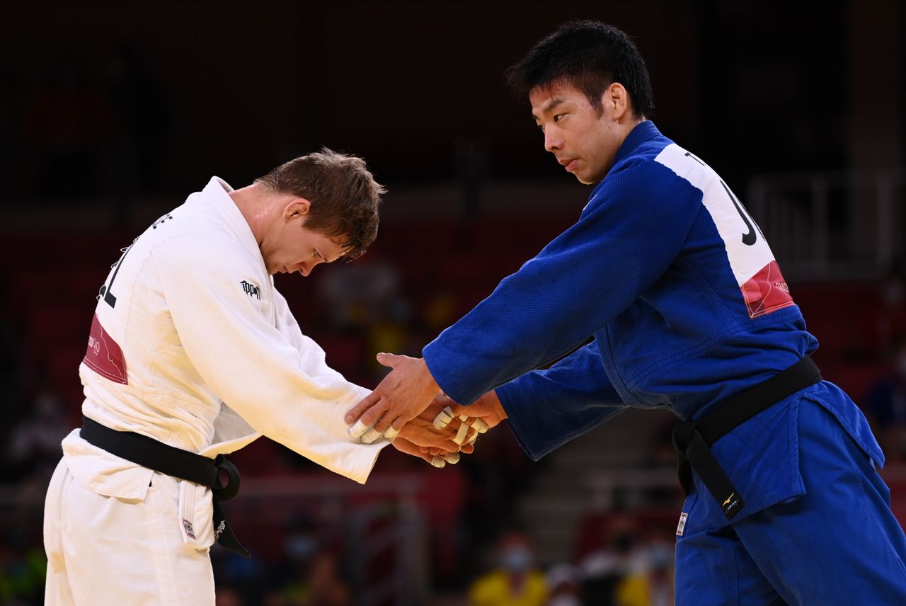 Jul 27, 2021. 
Foto del martes del belga Matthias Casse saludando al japonés Takanori Nagase tras su derrota en las semifinales del judo hasta 81 kg de los Juegos de Tokio. 
REUTERS/Annegret Hilse