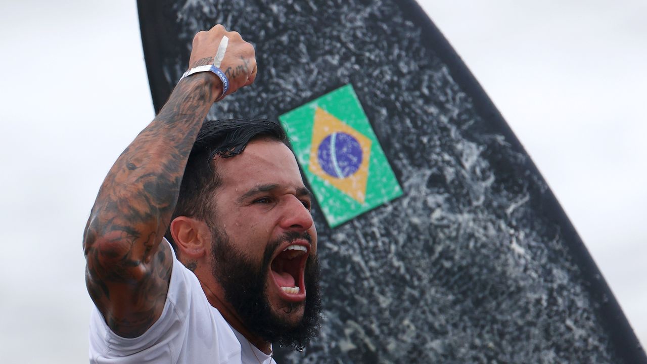 Jul 27, 2021. 
Foto del martes del brasileño Italo Ferreira celebrando tras ganar un oro en surf en los Juegos de Tokio. 
REUTERS/Lisi Niesner