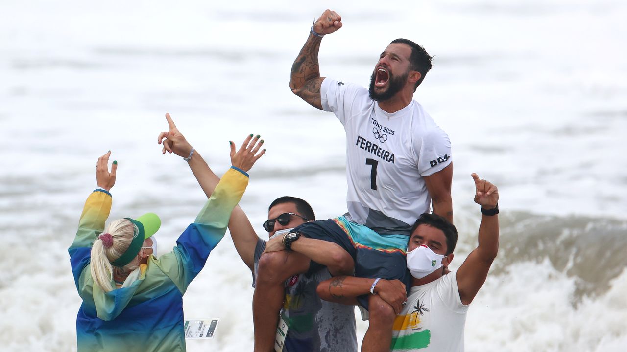 Jul 27, 2021. 
Foto del martes del brasileño Italo Ferreira celebrando tras ganar un oro en surf en los Juegos de Tokio. 
REUTERS/Lisi Niesner