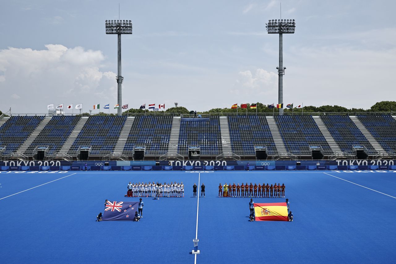 Vista general de las gradas vacías mientras las jugadoras de España y las de Nueva Zelanda se alinean para sus himnos nacionales, en el Estadio de Hockey Oi, Tokio, Japón, el 28 de julio de 2021. REUTERS/Alkis Konstantinidis