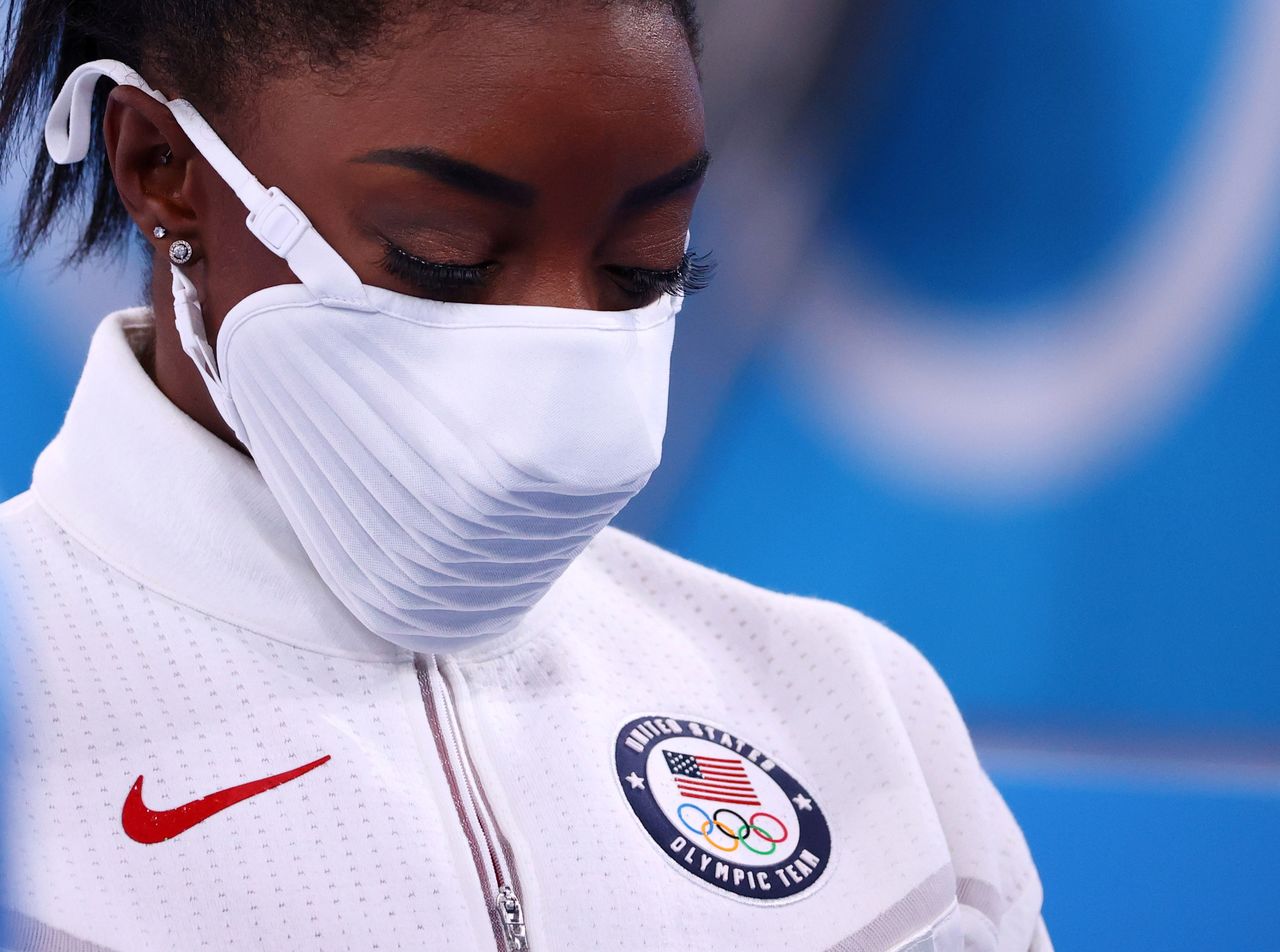 La medallista de plata Simone Biles, de Estados Unidos, con una máscara protectora, mira hacia abajo en el Centro de Gimnasia Ariake, Tokio, Japón, el 27 de julio de 2021. REUTERS/Lindsey Wasson