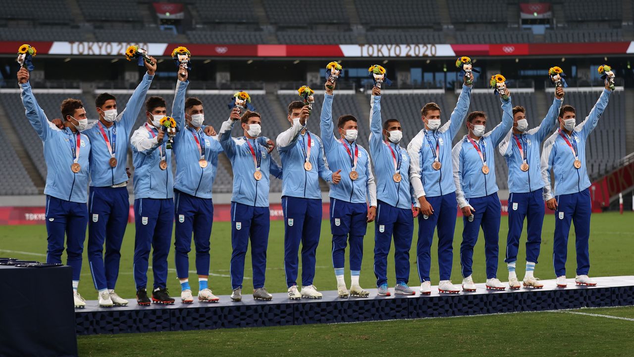 Jul 28, 2021. 
Foto del miércoles de algunos jugadores de los Pumas celebrando en el podio tras ganar la medalla de bronce en los Juegos de Tokio. 
 REUTERS/Siphiwe Sibeko