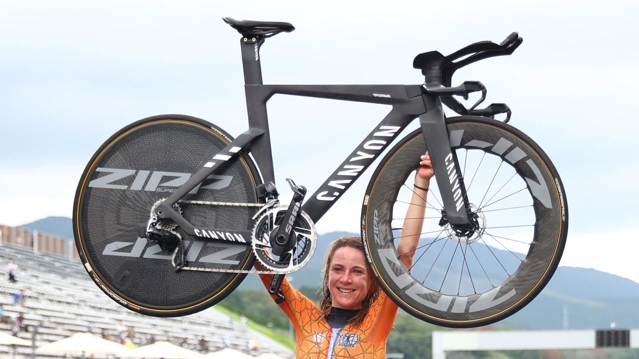 Jul 28, 2021.
Foto del miércoles de la holandesa Annemiek van Vleuten celebrando tras ganar el oro en la prueba contrarreloj de los Juegos de Tokio.
REUTERS/Matthew Childs