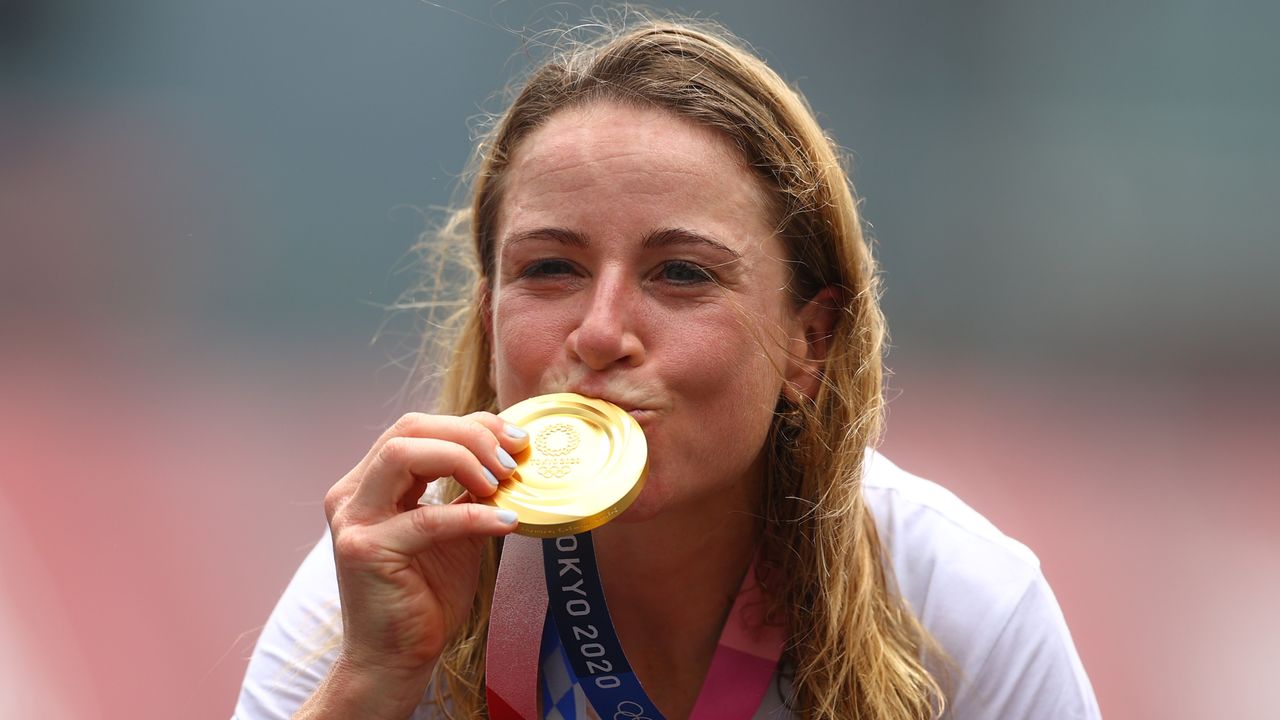 Jul 28, 2021.
Foto del miércoles de la holandesa Annemiek van Vleuten celebrando tras ganar el oro en la prueba contrarreloj de los Juegos de Tokio.
REUTERS/Matthew Childs