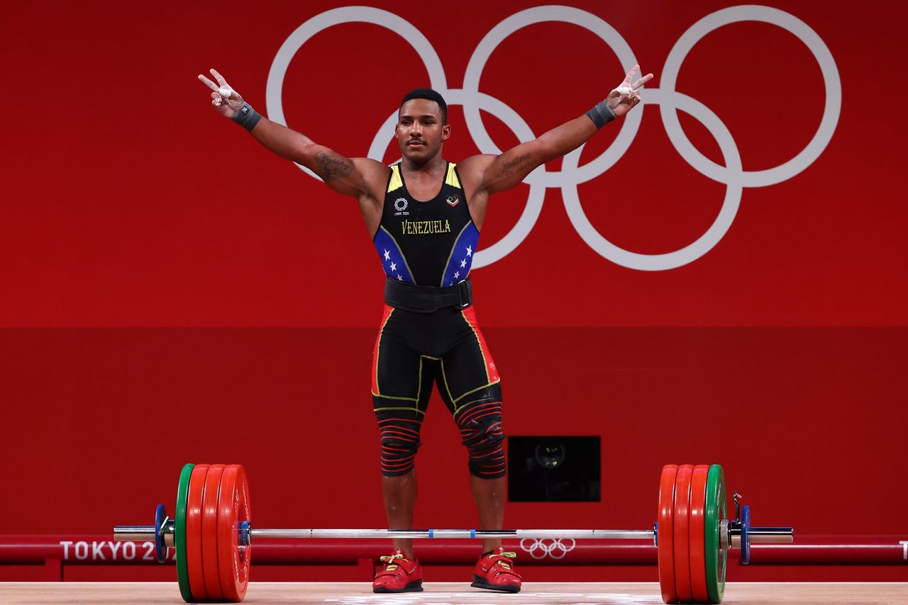 Foto del miércoles del venezolano Julio Mayora reaccionando tras ganar la medalla de plata en halterofilia hasta 73 kilos
Jul 28, 2021
REUTERS/Edgard Garrido