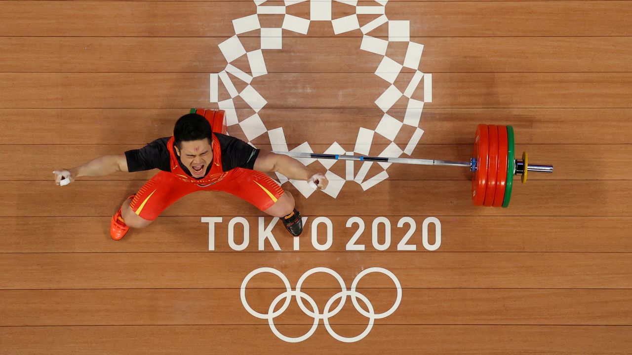 Jul 28, 2021. 
Foto del miércoles del chino Shi Zhiyong celebrando tras ganar el oro en la prueba de hasta 73 kilos de halterofilia. 

Pool via REUTERS/Chris Graythen
