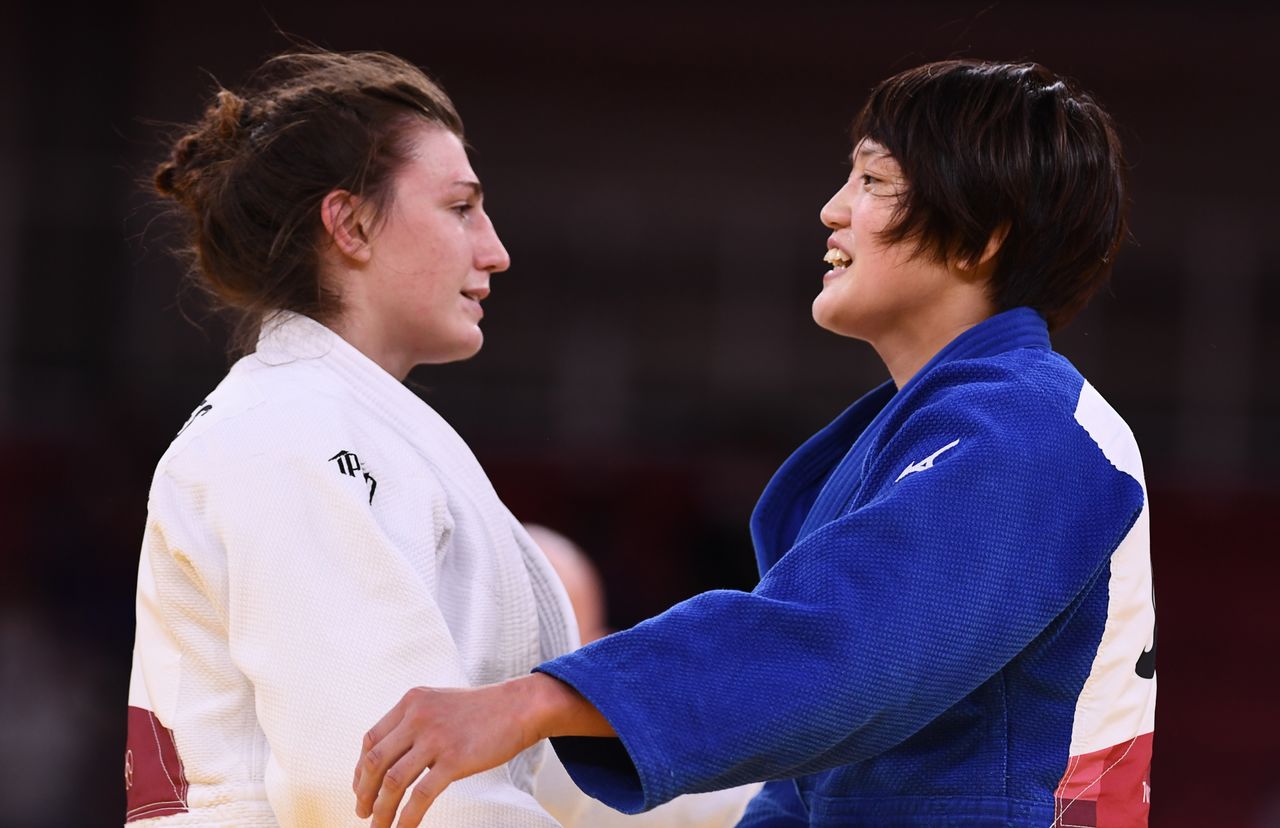 Jul 28, 2021. 
Foto del miércoles de la japonesa Chizuru Arai saludando a la austriaca  Michaela Polleres tras la final de judo hasta 70 kilos en los Juegos de Tokio. 
REUTERS/Annegret Hilse