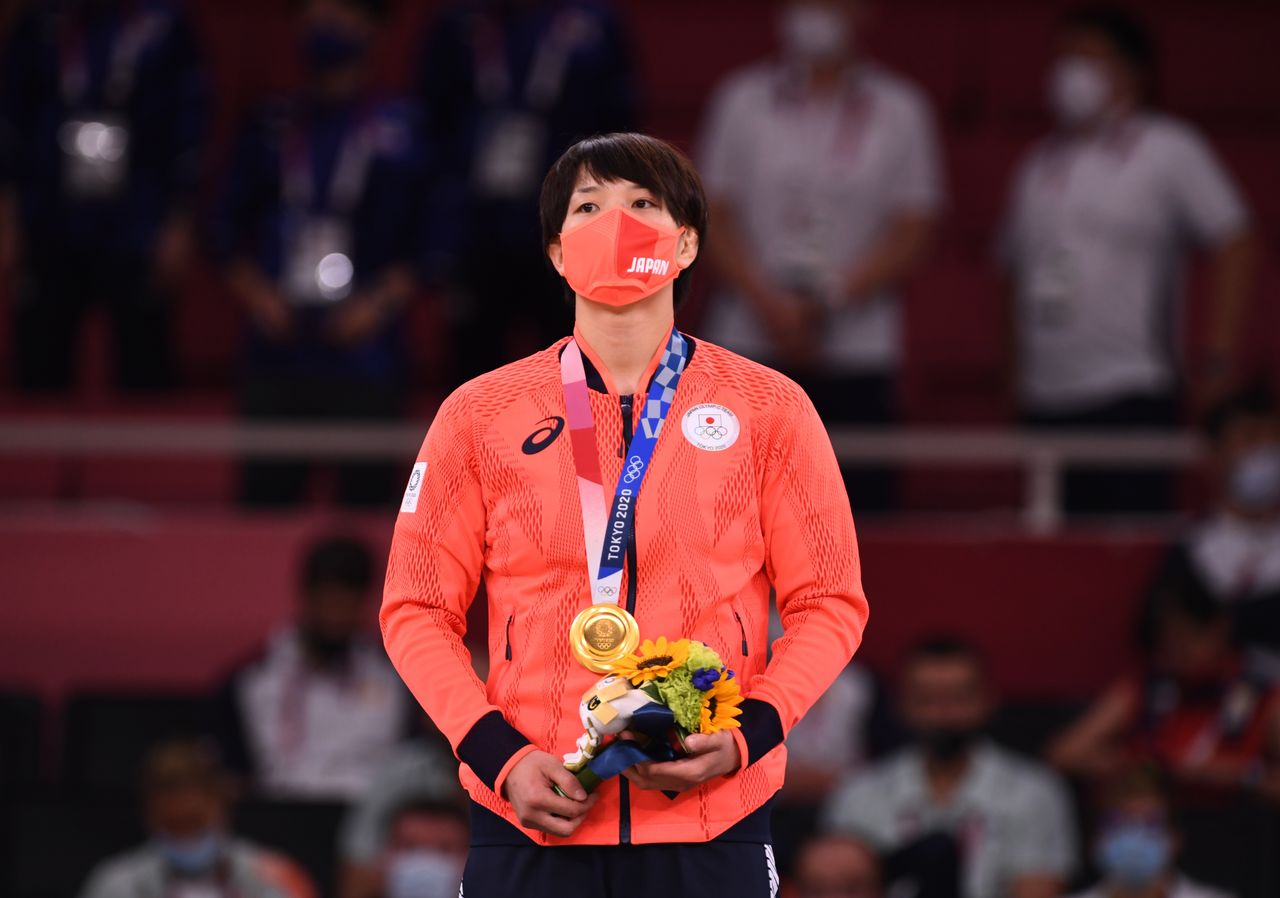 July 28, 2021. 
Foto del miércoles de la japonesa Chizuru Arai con su medalla de oro tras vencer a la austriaca  Michaela Polleres en la final de judo hasta 70 kilos en los Juegos de Tokio. 

 REUTERS/Annegret Hilse