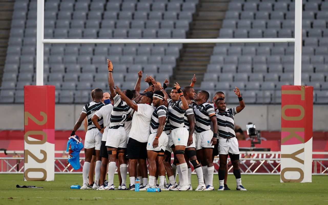 Jul 28, 2021. 
Foto del miércoles de los rugbiers de Fiyi celebrando tras ganar el oro en Seven de los Juegos de Tokio. 
REUTERS/Phil Noble
