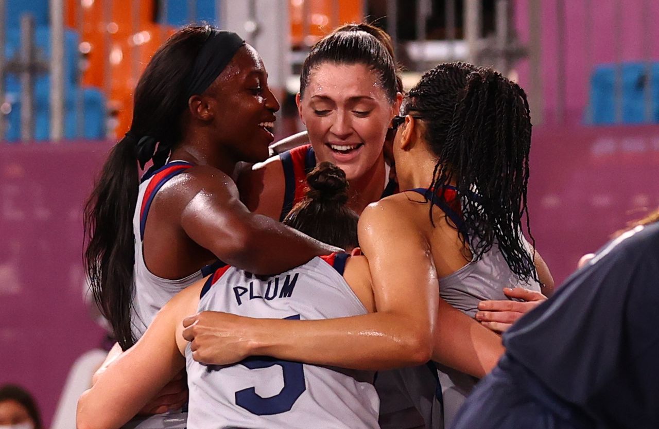 Jul 28, 2021. 
Foto del domingo de las jugadoras de EEUU celebrando el oro en el baloncesto 3x3 de los Juegos de Tokio. 
REUTERS/Andrew Boyers