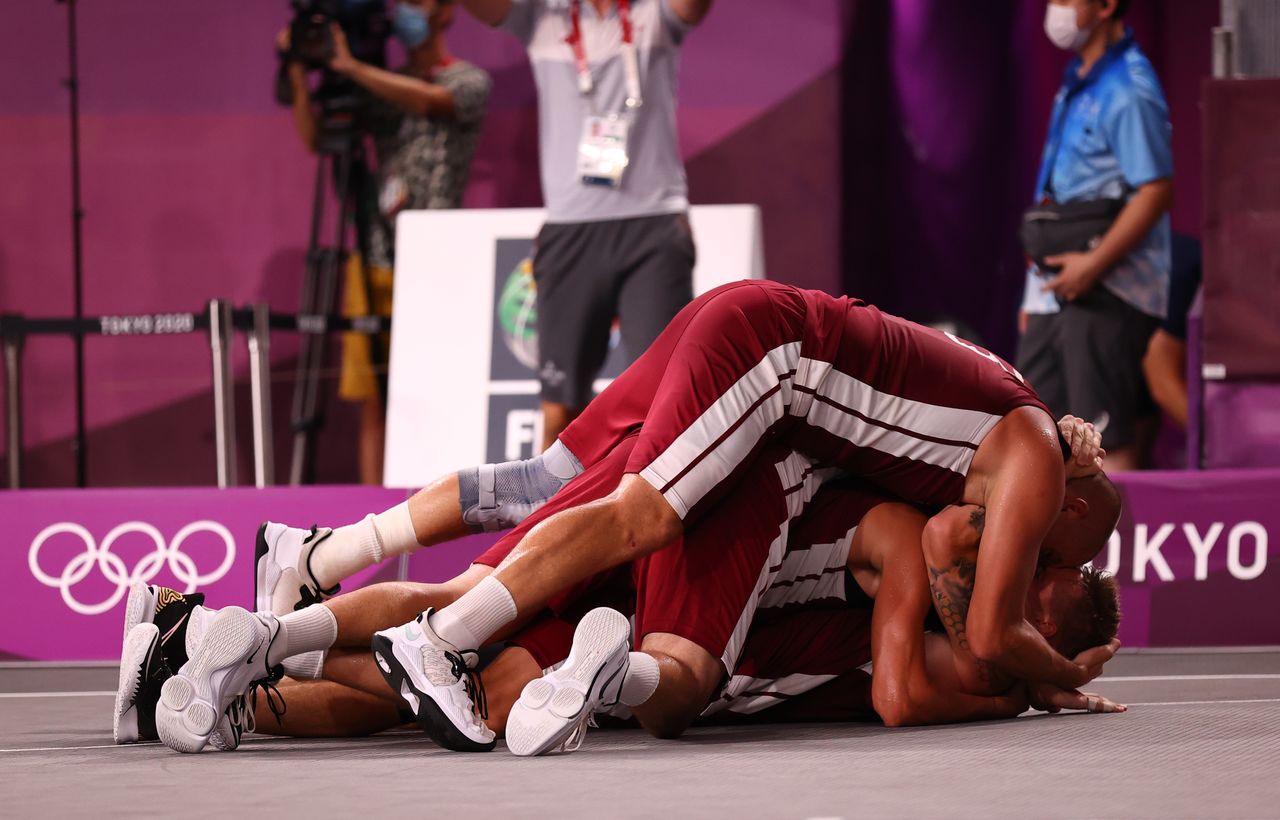 Jul 28, 2021. 
Foto del miércoles de los jugadores de Letonia celebrando el oro en la prueba de baloncesto 3x3 de los Juegos de Tokio. 
REUTERS/Andrew Boyers