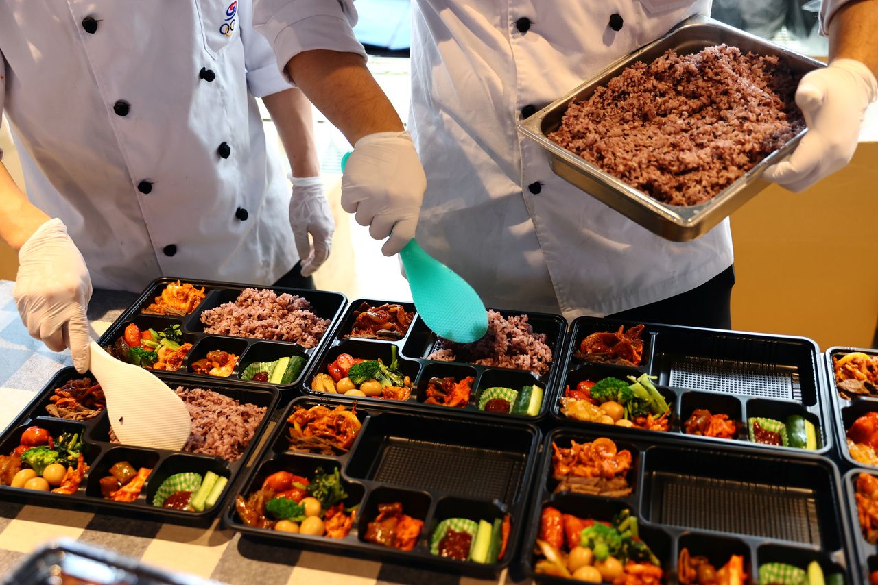 FOTO DE ARCHIVO. Imagen referencial de cocineros enviados desde Corea del Sur preparando comidas en caja para los atletas del país en los Juegos Olímpicos de Tokio 2020 en un hotel en Urayasu, Prefectura de Chiba, Japón. 26 de julio de 2021. REUTERS/Kim Kyung-hoon