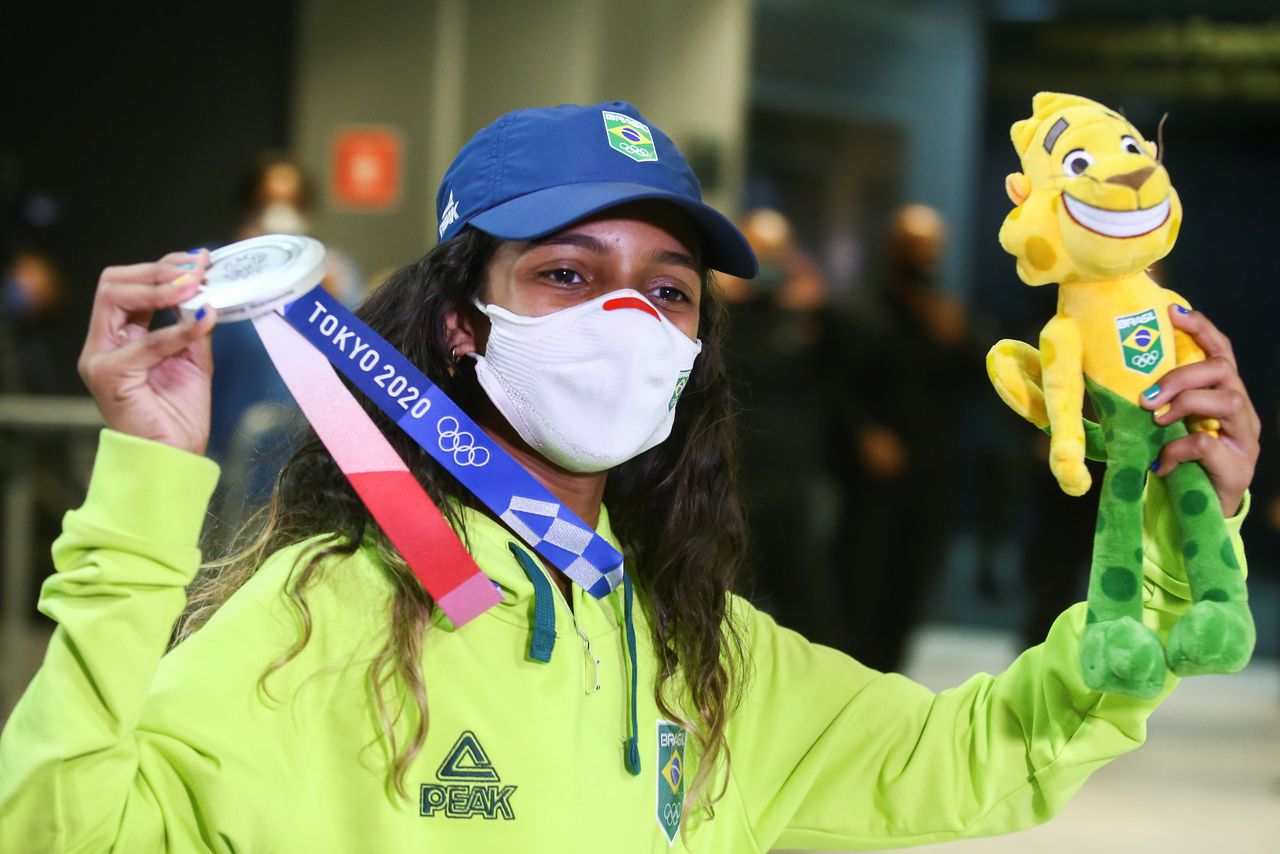 La medallista de plata en Tokio 2020, Rayssa Leal, llega al Aeropuerto Internacional Guarulhos, cerca de Sao Paulo, Brasil, Julio 28, 2021. REUTERS/Carla Carniel