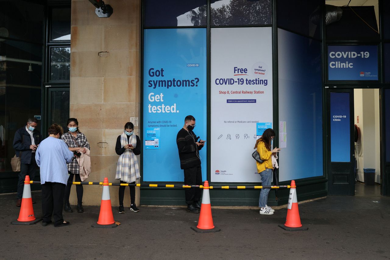 FOTO DE ARCHIVO: Gente en la cola de una clínica de análisis del COVID-19 en el centro de Sídney después de que se hayan registrado nuevos casos, Australia, 6 de mayo de 2021. REUTERS/Loren Elliott