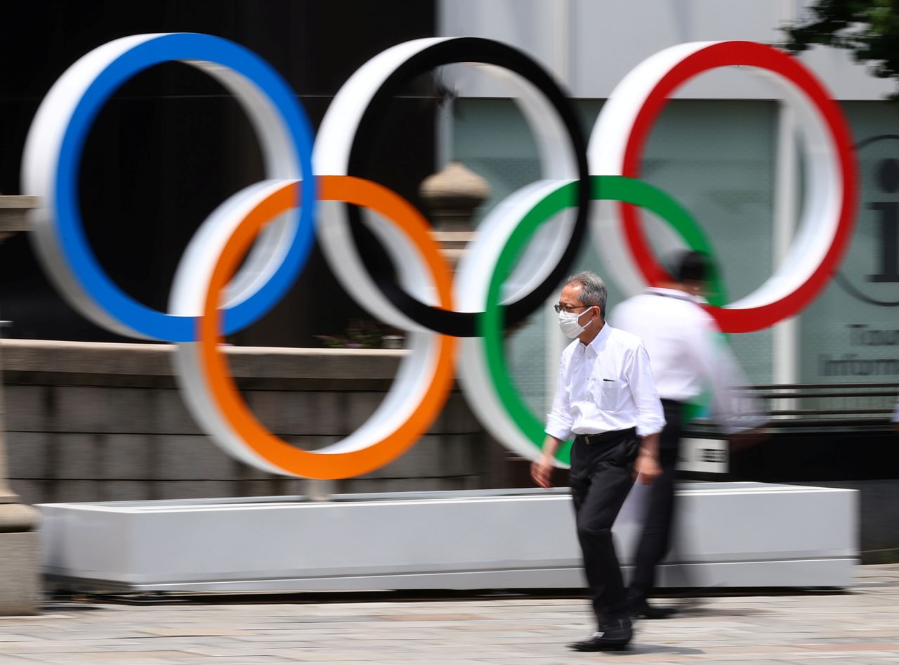 Un hombre con mascarilla, en medio del brote del COVID-19, pasa por delante de una instalación del Anillo Olímpico en Tokio, Japón, 28 de julio de 2021.   REUTERS/Kim Kyung-Hoon