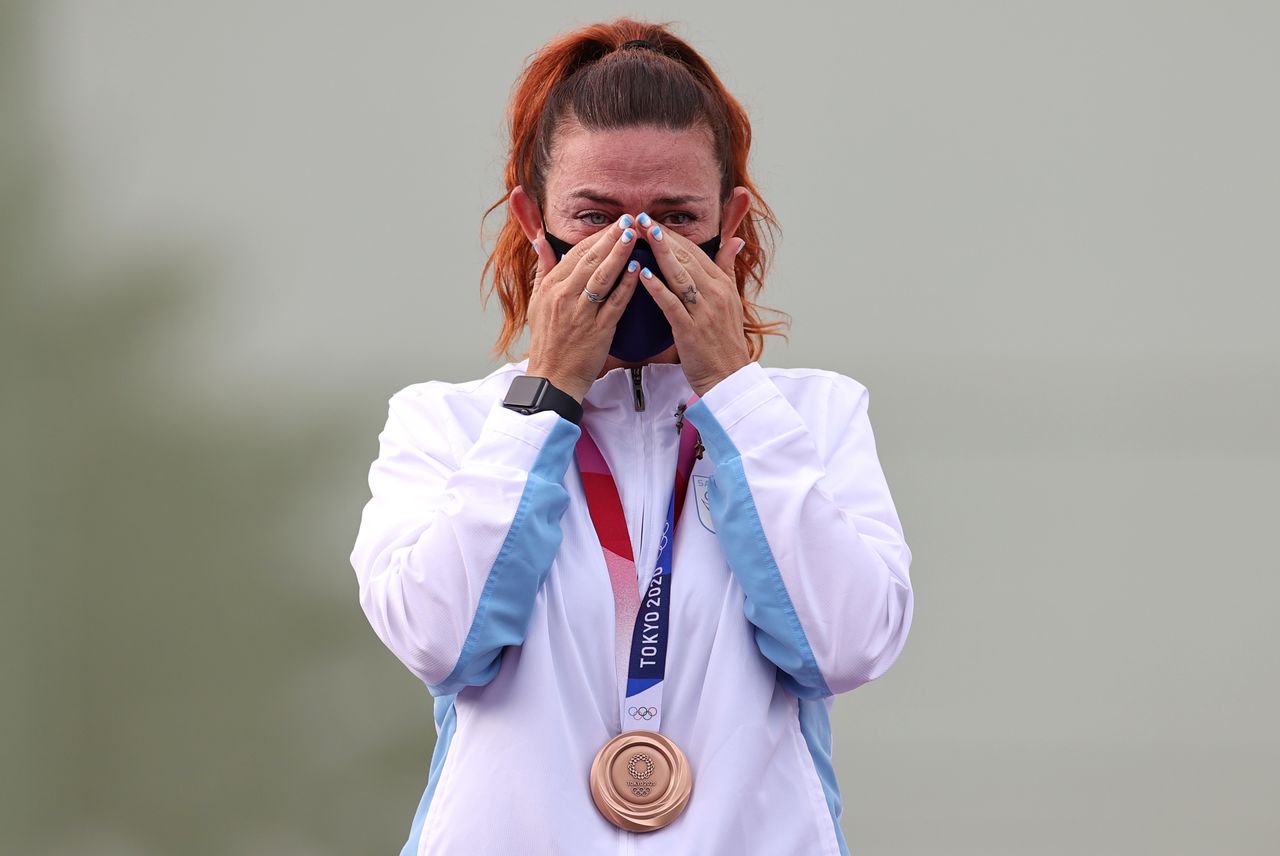 July 29, 2021. 
Foto del jueves de Alessandra Perilli de San Marino en el podio con su medalla de bronce en la prueba de skeet femenino 
REUTERS/Ann Wang