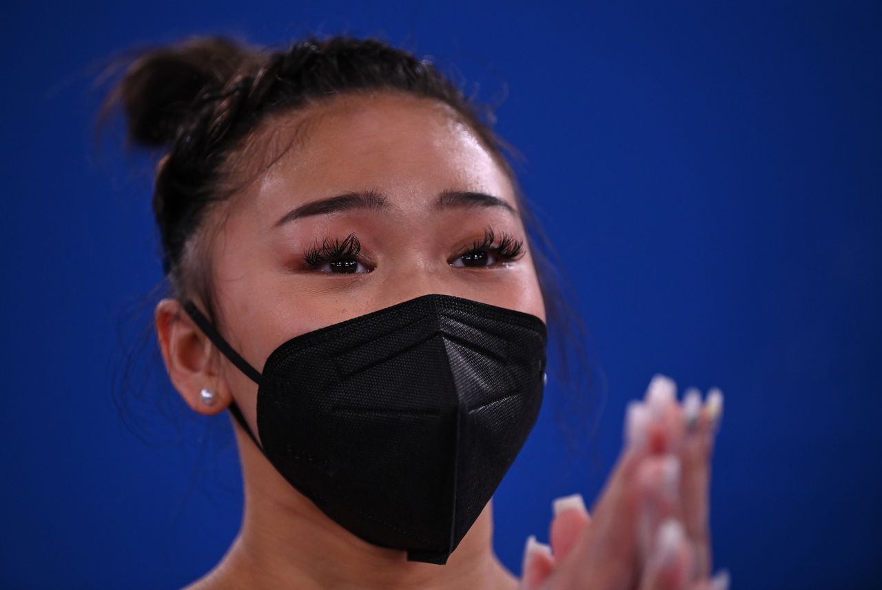 Jul 29, 2021. 
Foto del jueves de la estadounidense Sunisa Lee reaccionando durante la final de la prueba del all-around en los Juegos de Tokio. 
REUTERS/Dylan Martinez