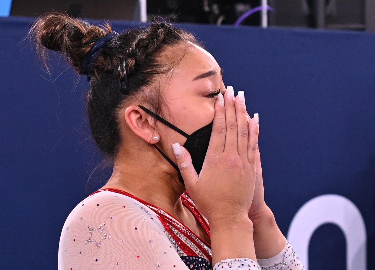 Jul 29, 2021. 
Foto del jueves de la estadounidense Sunisa Lee reaccionando tras ganar el oro en la final de la prueba del all-around en los Juegos de Tokio. 
REUTERS/Dylan Martinez