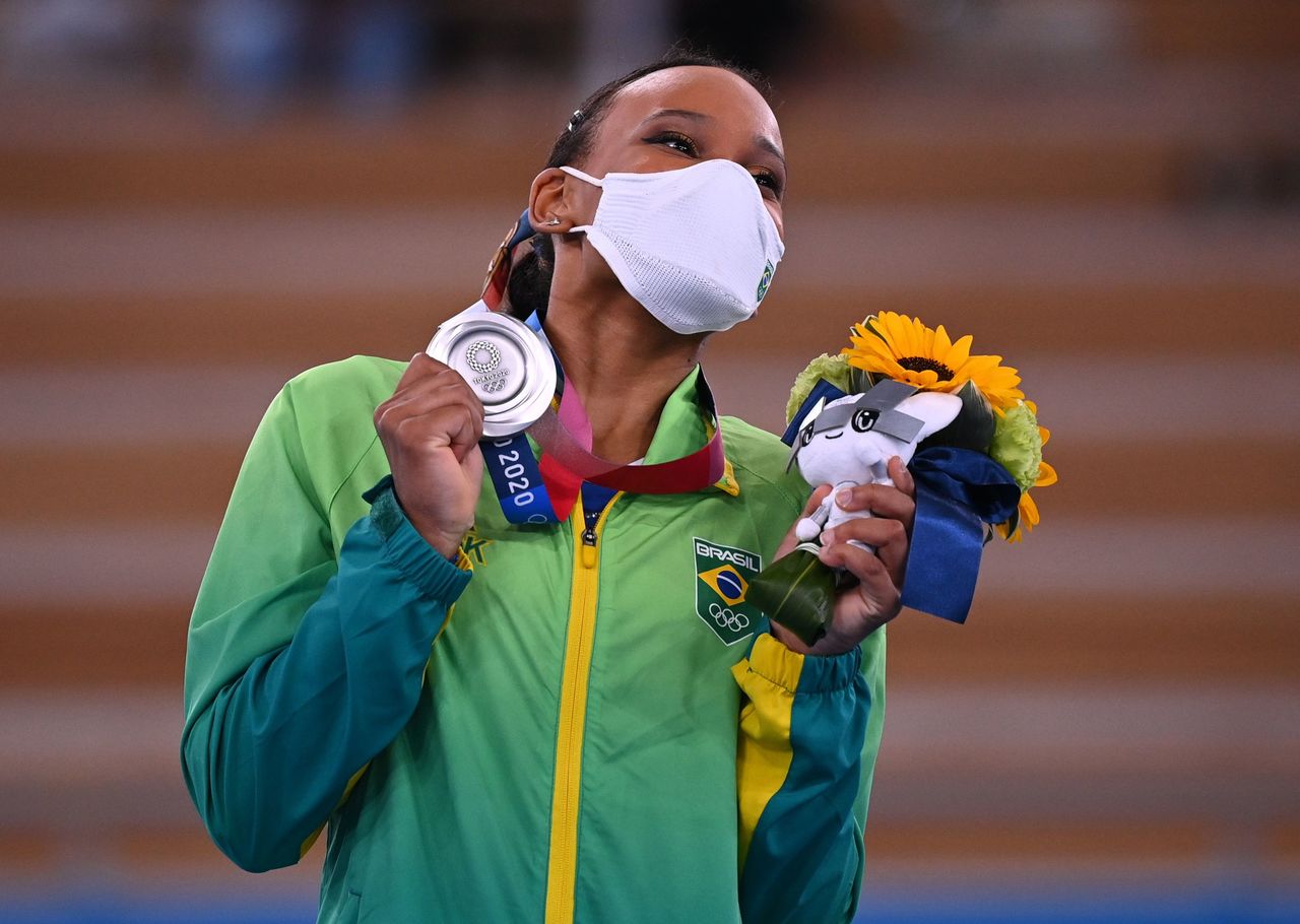 Jul 29, 2021. Foto del jueves de la brasileña Rebeca Andrade con su medalla de plata tras la final del all-around en los Juegos de Tokio. 
REUTERS/Dylan Martinez