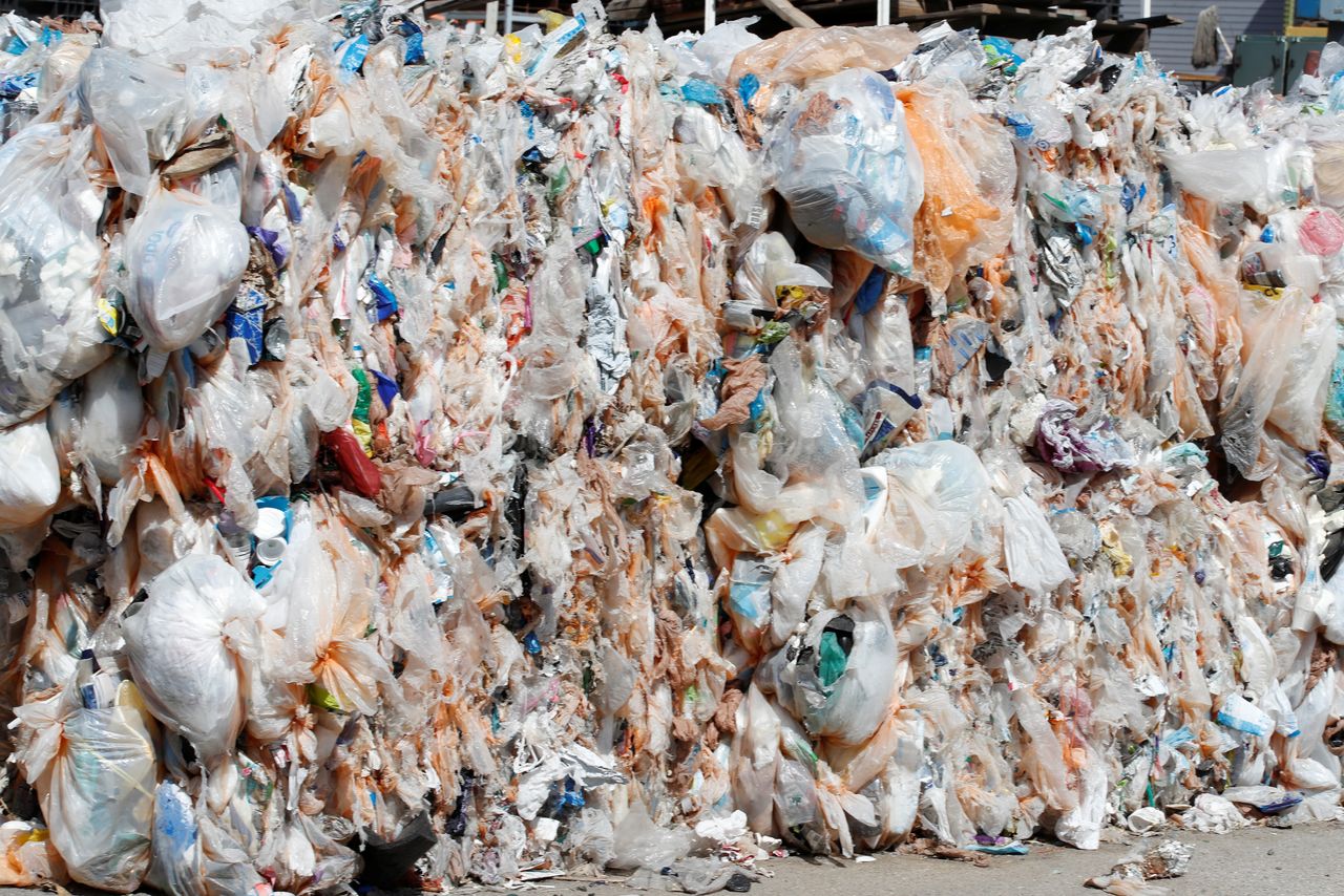 Fardos de desechos plásticos difíciles de reciclar apilados en Renewlogy Technologies en Salt Lake City, Utah, EEUU. Fotografía tomada el 18 de mayo de 2021.   REUTERS/George Frey