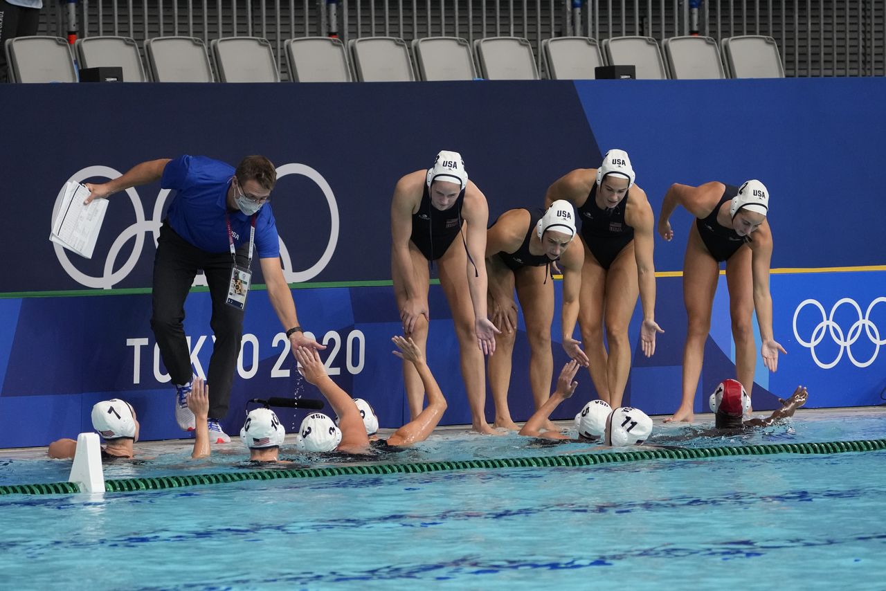 El equipo femenino de waterpolo de Estados Unidos celebra su victoria sobre el equipo del Comité Olímpico Ruso durante los Juegos Olímpicos de Verano de Tokio 2020 en el Centro de Waterpolo Tatsumi, 30 de julio de 2021. REUTERS/Crédito obligatorio: Michael Madrid-USA TODAY Sports