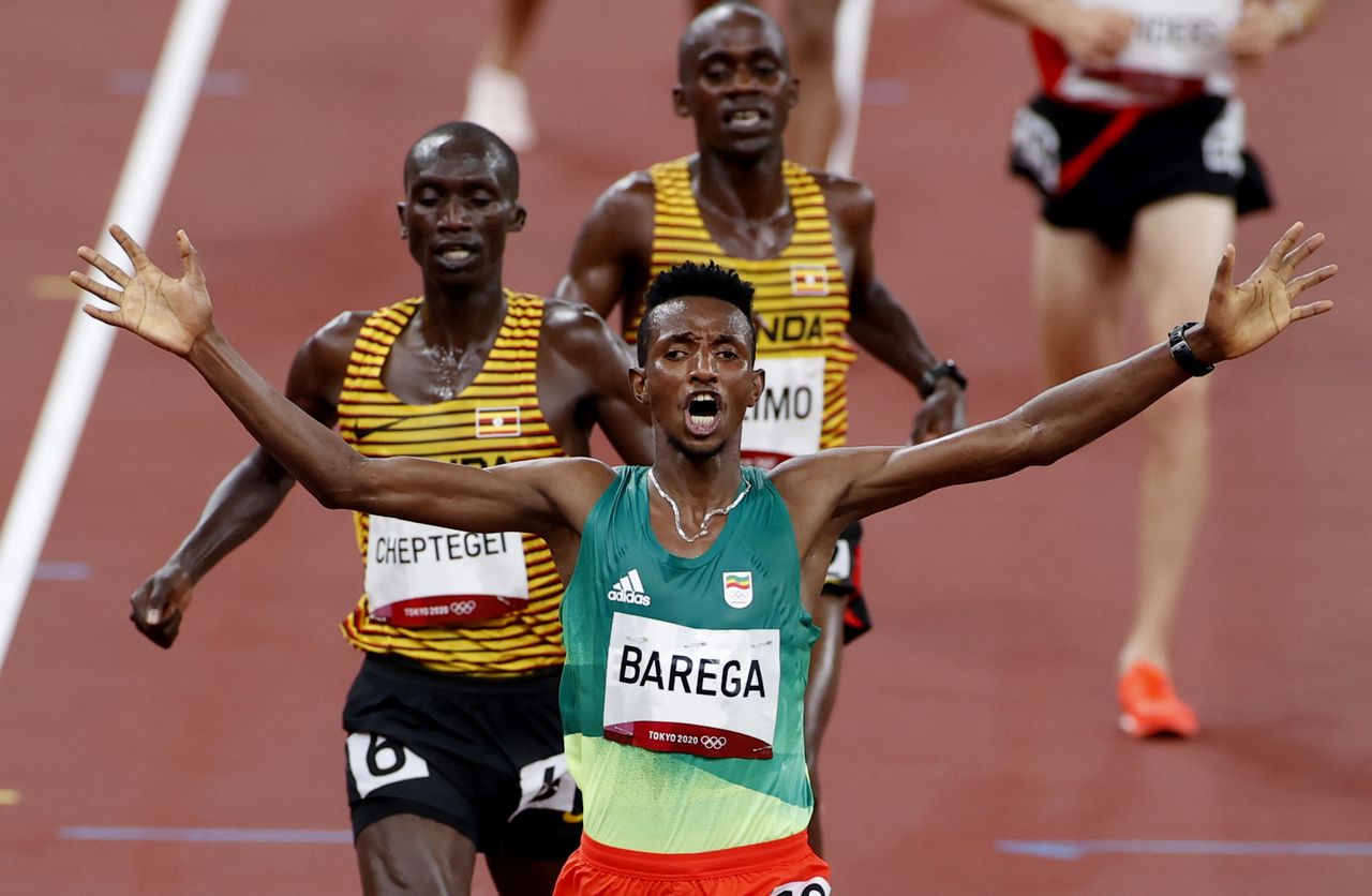 Jul 30, 2021. 
Foto del viernes del etíope Selemon Barega reaccionando al cruzar la meta y ganar el oro en los 10.000 mts de los Juegos de Tokio, por delante de los ugandeses Joshua Cheptegei y Jacob Kiplimo 
REUTERS/Phil Noble