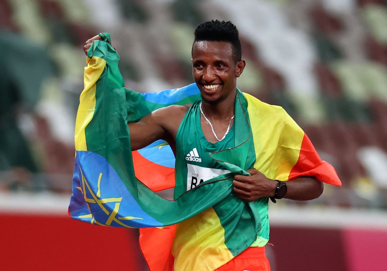 Jul 30, 2021. 
Foto del viernes del etíope Selemon Barega celebrando tras ganar el oro en los 10.000 mts de los Juegos de Tokio
REUTERS/Lucy Nicholson