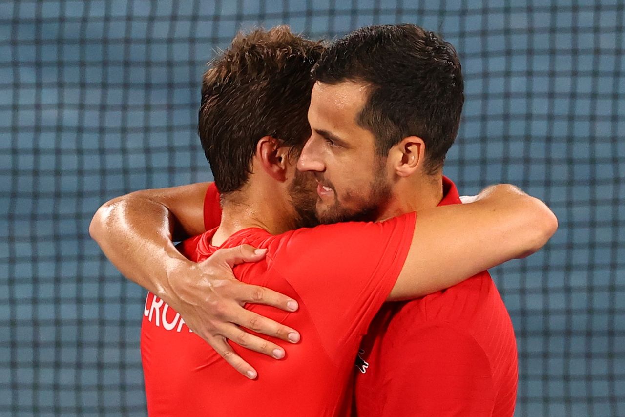 Jul 30, 2021.
Foto del viernes de los croatas Mate Pavic y Nikola Mektic celebrando tras ganar el oro en el dobles masculino de tenis. 
REUTERS/Mike Segar