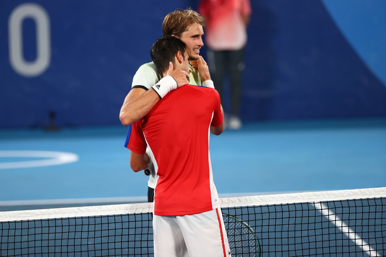 Jul 30, 2021. 
Foto del viernes del serbio Novak Djokovic saludando tras perder la semifinal del tenis olímpico ante el alemán Alexander Zverev 
 REUTERS/Mike Segar