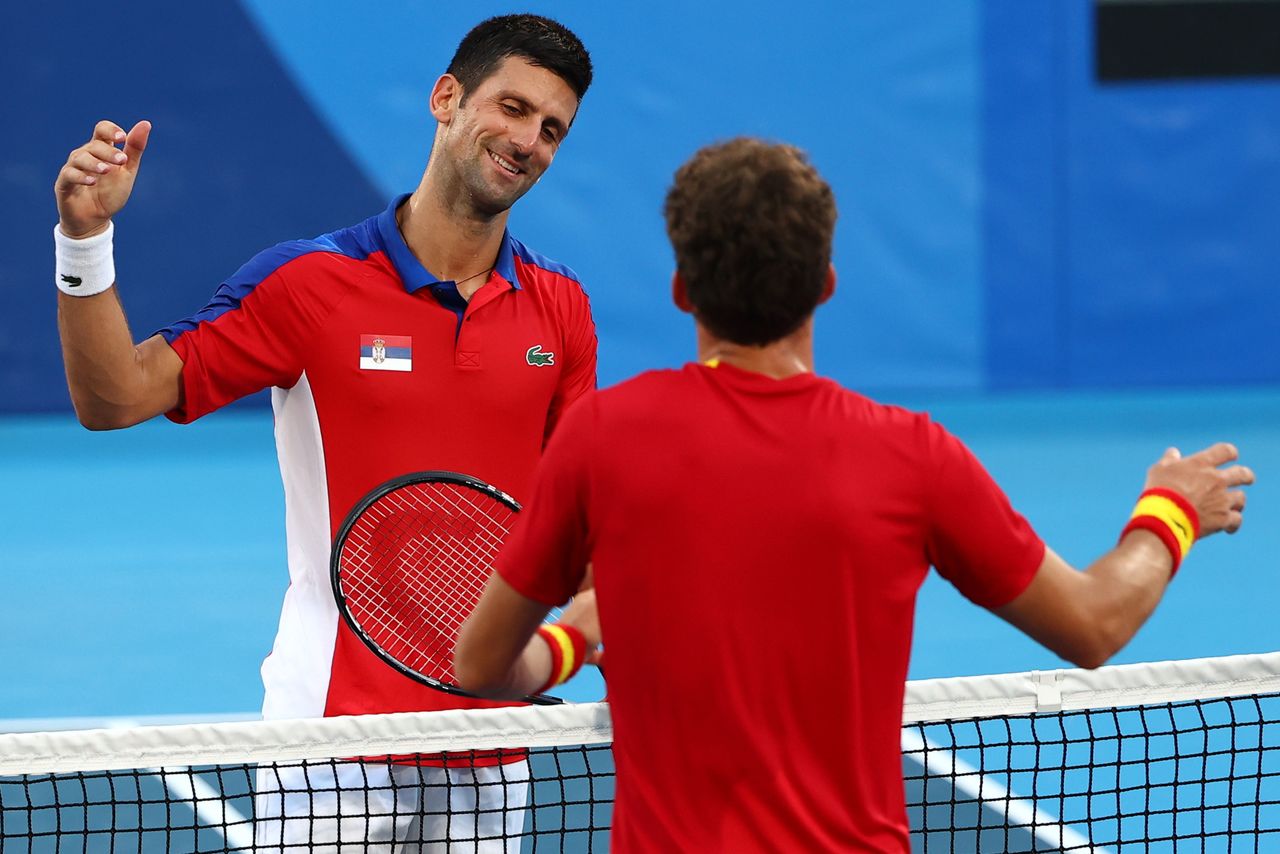 Jul 31, 2021. 
Foto del sábado del tenista español Pablo Carreño Busta saludando a Novak Djokovic tras ganar la medalla de bronce en los Juegos de Tokio. 
REUTERS/Mike Segar
