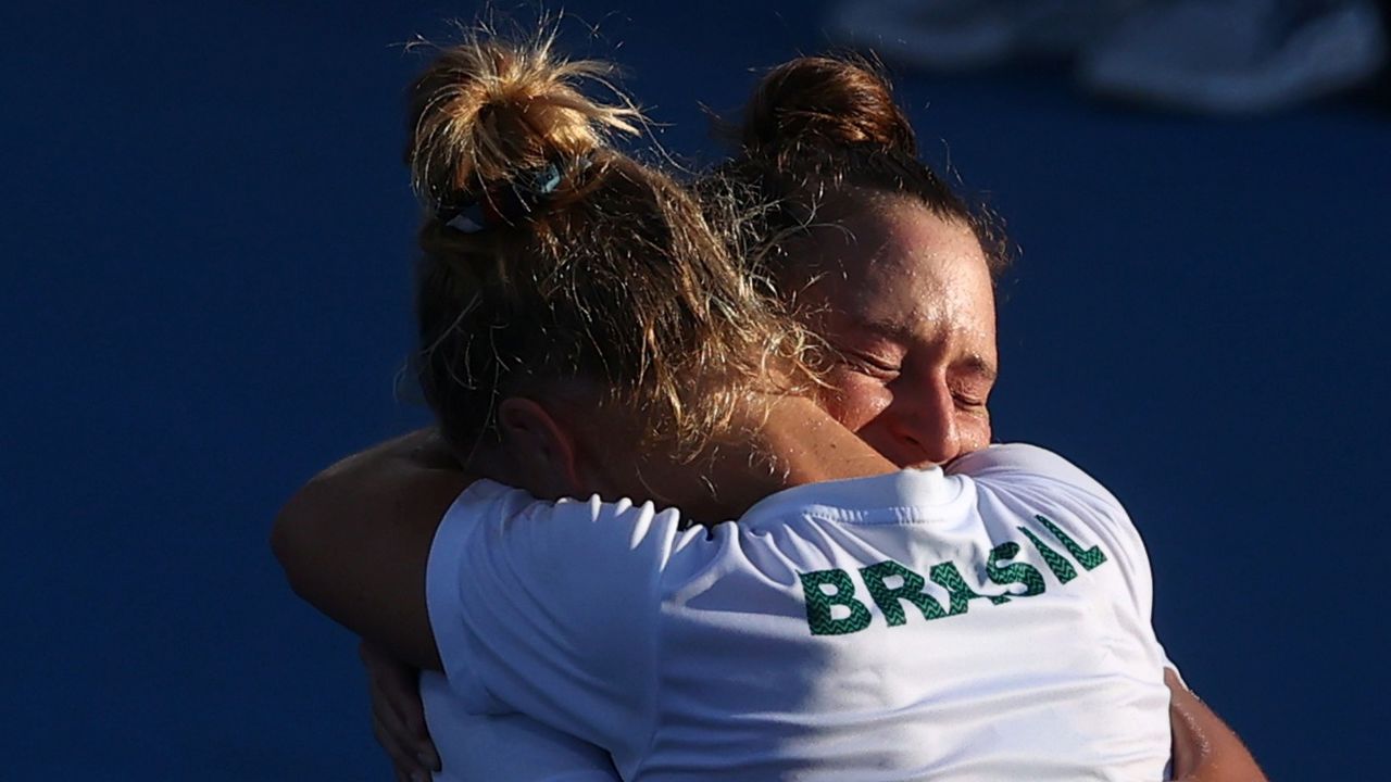 Jul 31, 2021. 
Foto del sábado de las tenistas brasileñas Laura Pigossi y Luisa Stefani celebrando tras ganar el bronce en el dobles femenino de los Juegos de Tokio. 
REUTERS/Yara Nardi