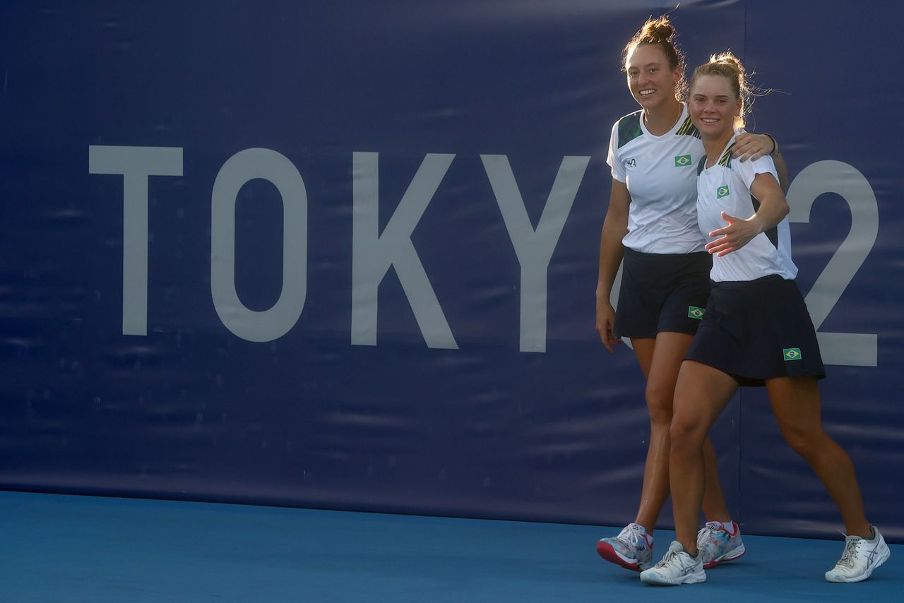 Jul 31, 2021. 
Foto del sábado de las tenistas brasileñas Laura Pigossi y Luisa Stefani celebrando tras ganar el bronce en el dobles femenino de los Juegos de Tokio. 
REUTERS/Yara Nardi