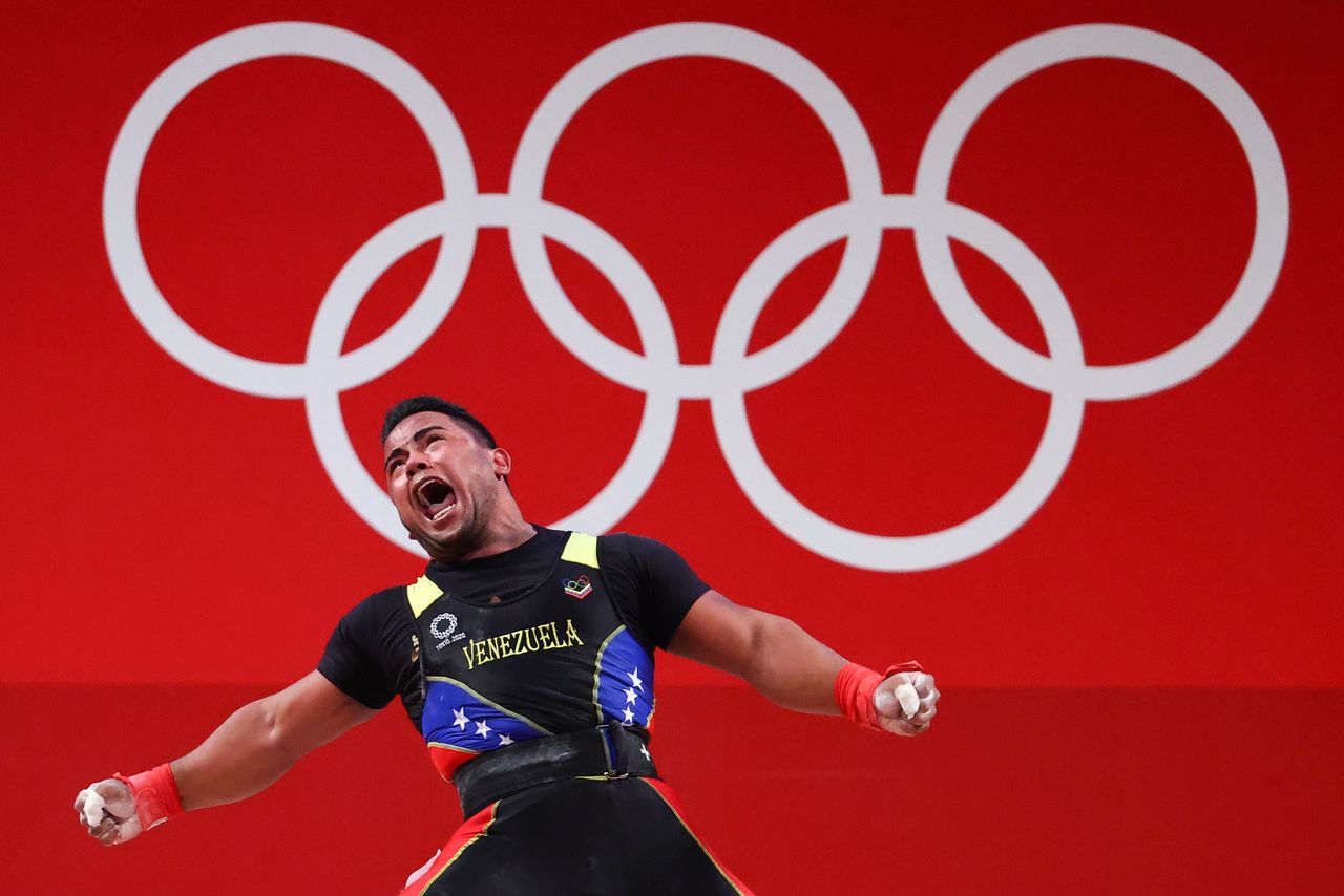 Jul 31, 2021.
Foto del sábado del venezolano Keydomar Vallenilla celebrando durante la prueba de halterofilia hasta 96 kilos.
REUTERS/Edgard Garrido