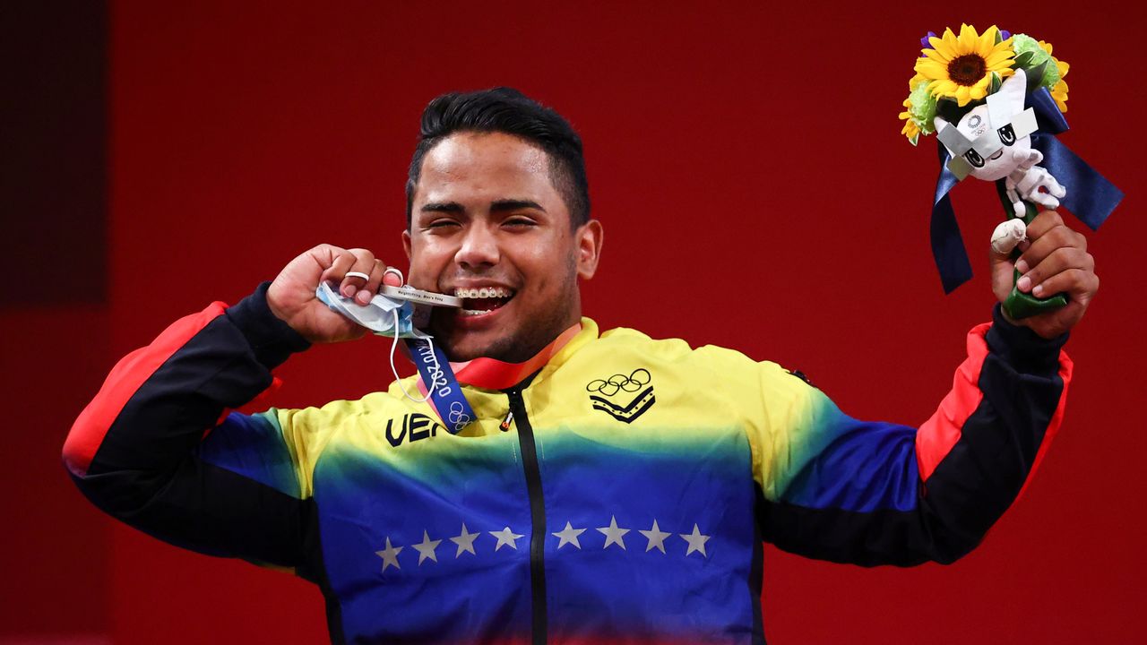 Jul 31, 2021. 
Foto del sábado del venezolano Keydomar Vallenilla con su medalla de plata en halterofilia hasta 96 kilos. 
 REUTERS/Edgard Garrido