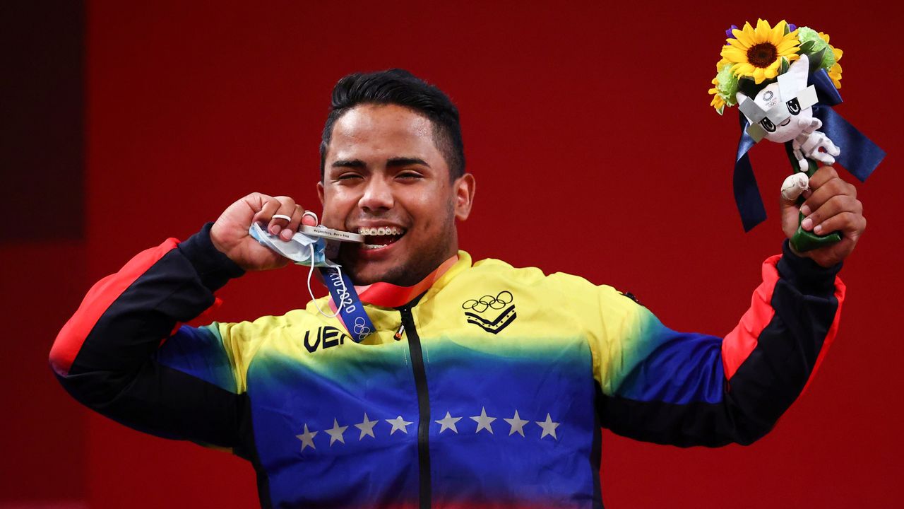 Jul 31, 2021.
Foto del sábado del venezolano Keydomar Vallenilla con su medalla de plata en halterofilia hasta 96 kilos.
REUTERS/Edgard Garrido
