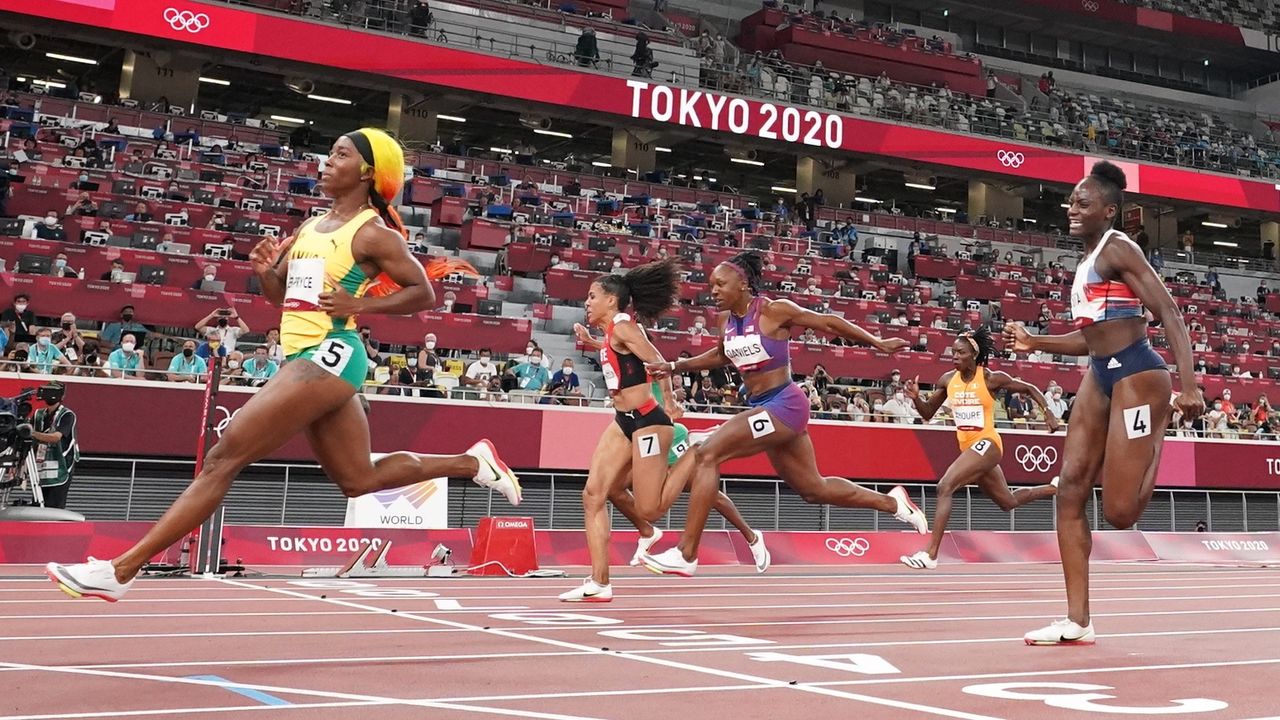 Jul 31, 2021. 
Foto del sábado de Shelly-Ann Fraser-Pryce, de Jamaica, cruzando la meta primera en las semifinales de los 100 mts planos. 
REUTERS/Peter Jebautzke