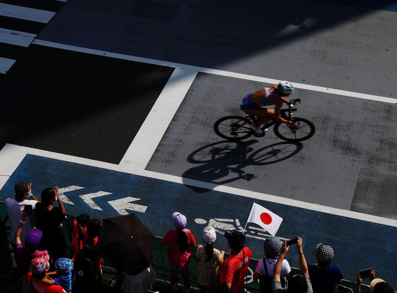 Foto del sábado de espectadores viendo la prueba de triatlón en los Juegos de Tokio. 
Jul 31, 2021.   REUTERS/Kim Kyung-Hoon
