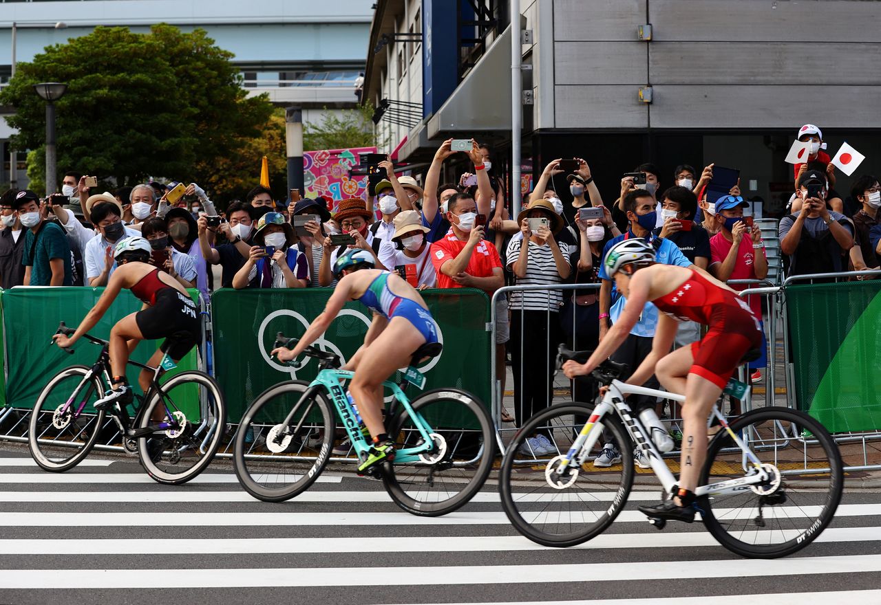 Foto del sábado de espectadores viendo la prueba de triatlón en los Juegos de Tokio. 
Jul 31, 2021.   
 REUTERS/Kim Kyung-Hoon