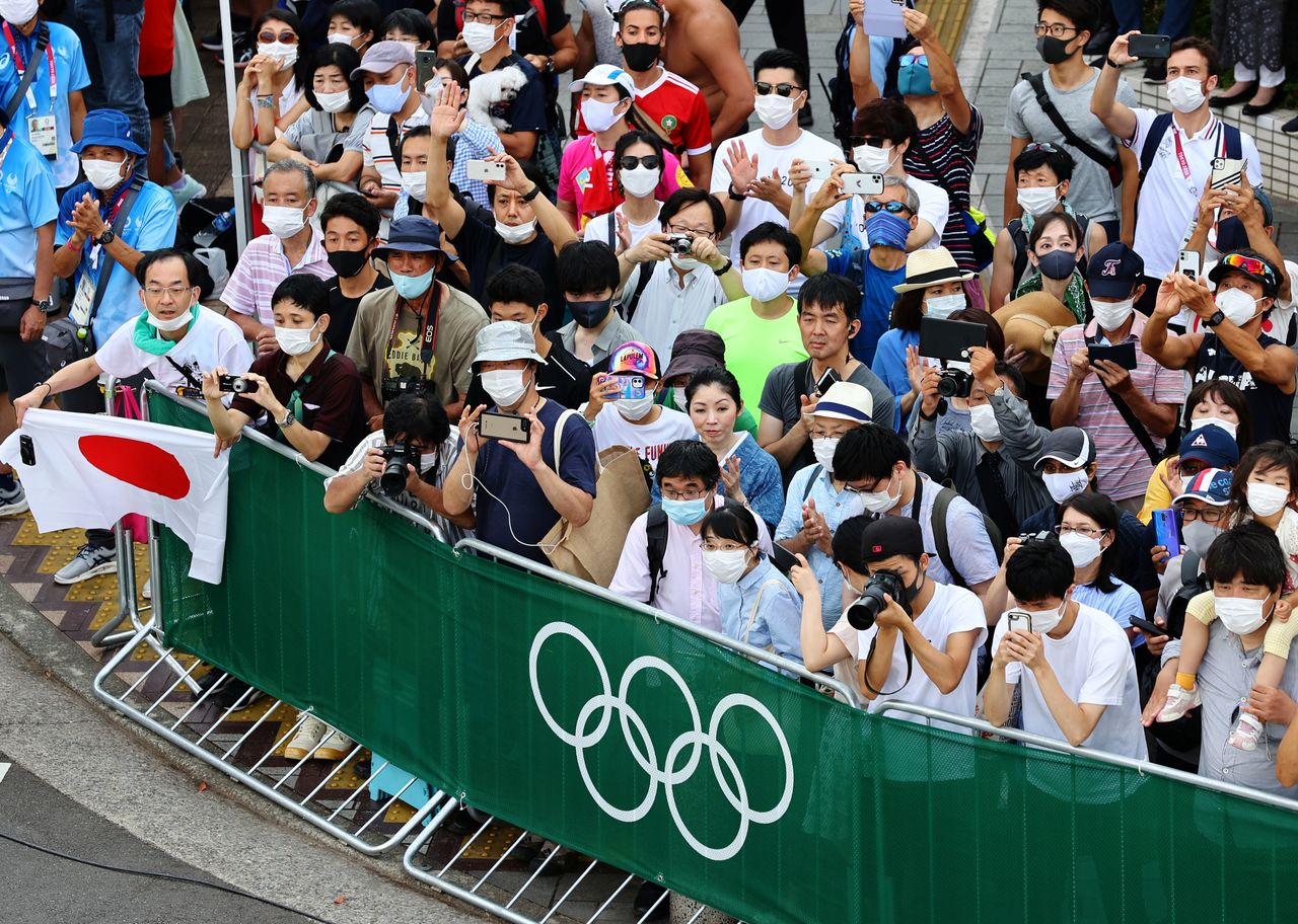 Foto del sábado de espectadores viendo la prueba de triatlón en los Juegos de Tokio. 
Jul 31, 2021.   
REUTERS/Kim Kyung-Hoon