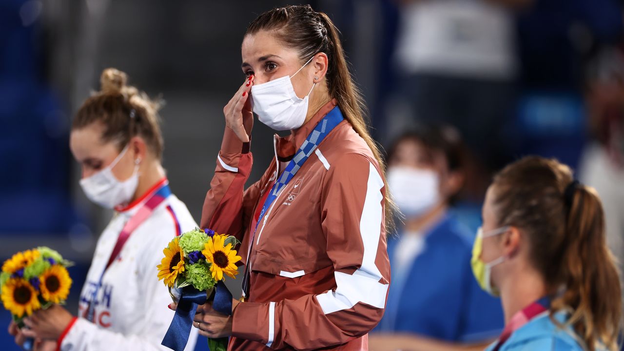Jul 31, 2021. 
Foto del sábado de la tenista suiza Belinda Bencic en el podio tras ganar el oro en la prueba individual de los Juegos de Tokio. 
REUTERS/Edgar Su