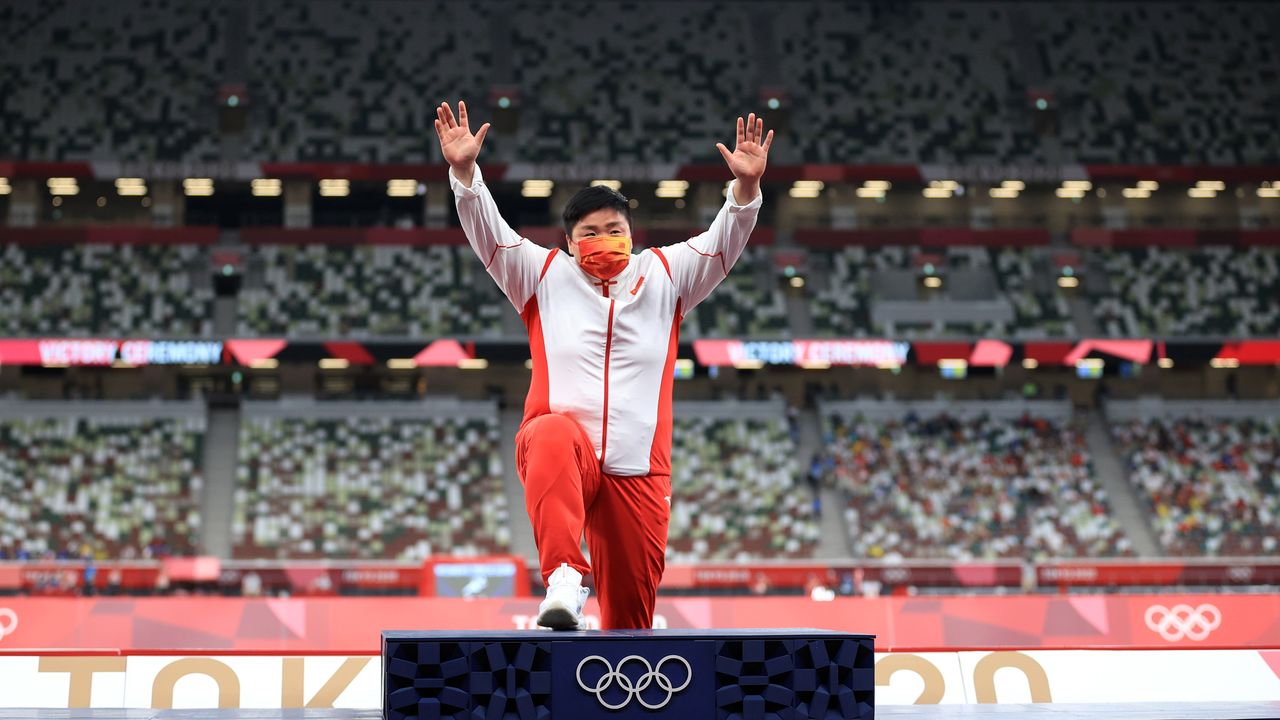 Ago 1, 2021. 
Foto del domingo de la china Gong Lijiao celebrando en el podio tras ganar el oro en la final del lanzamiento de bala.
 REUTERS/Hannah Mckay
