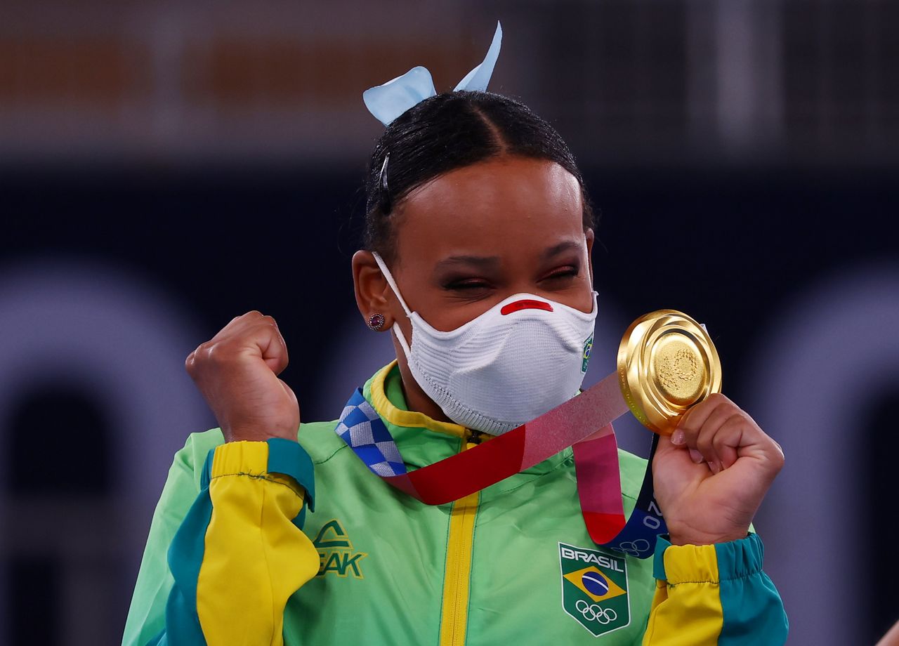 Ago 1, 2021.  
Foto del domingo de la gimnasta brasileña Rebeca Andrade celebrando tras ganar el oro en la final de salto. 

REUTERS/Mike Blake