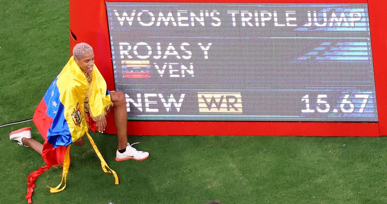 Ago 1, 2021. 
Foto del domingo de la atleta Yulimar Rojas de Venezuela celebrando tras ganar el oro olímpico e triple salto con récord mundial. 
REUTERS/Athit Perawongmetha