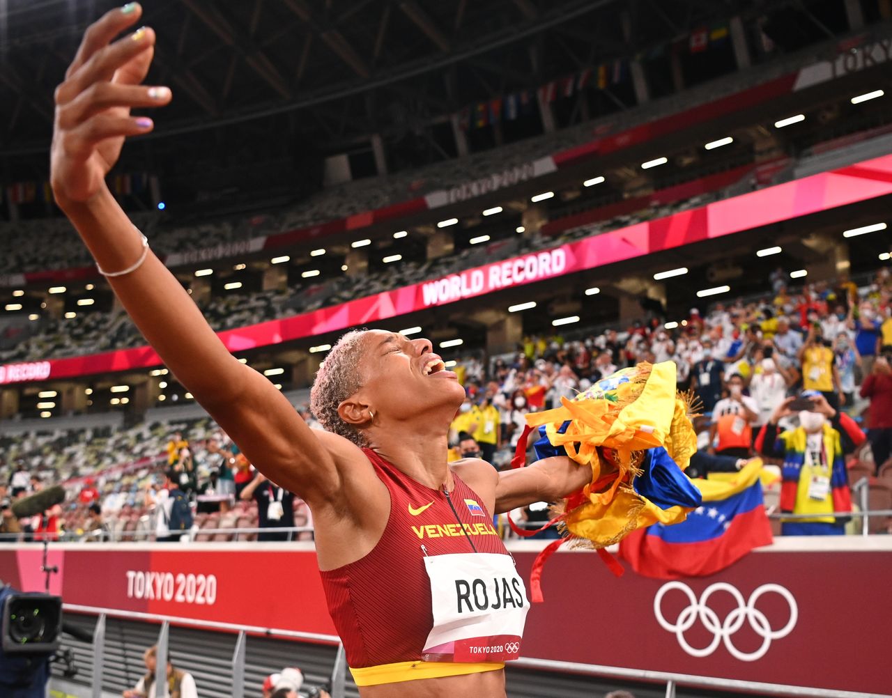 Ago 1, 2021. 
Foto del domingo de la atleta Yulimar Rojas de Venezuela celebrando tras ganar el oro olímpico e triple salto con récord mundial. 
REUTERS/Dylan Martinez