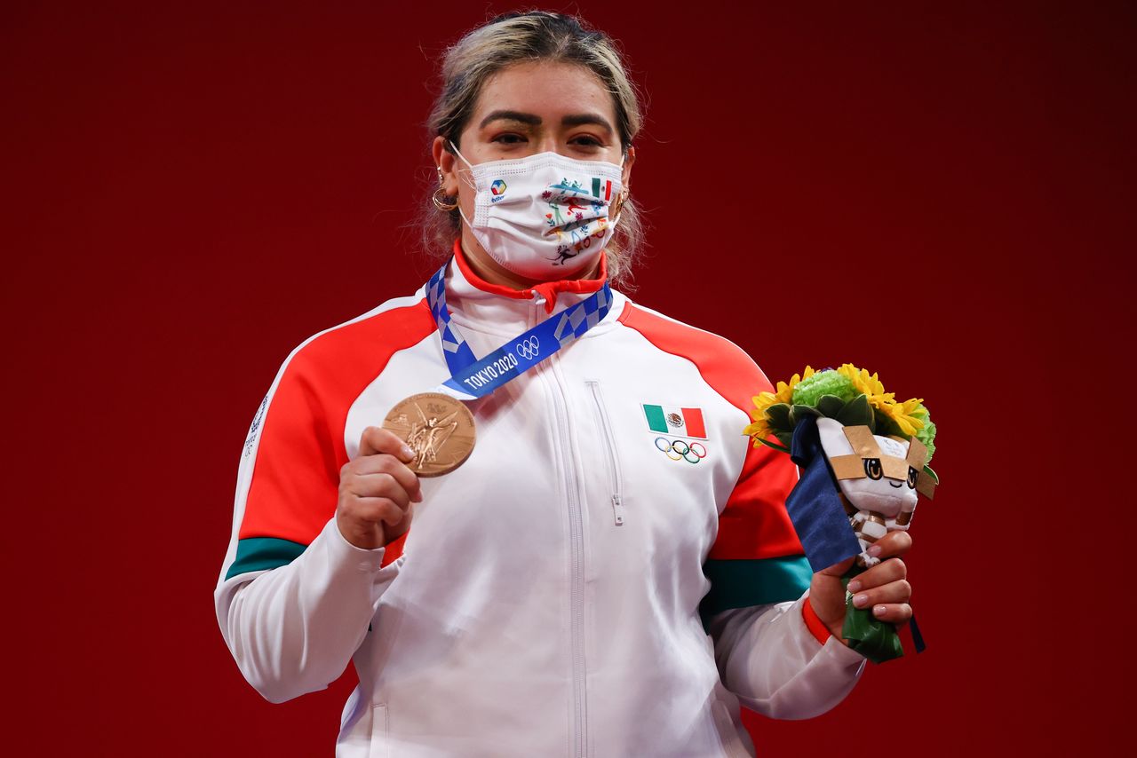 Ago 1, 2021. 
Foto del domingo de la mexicana Aremi Fuentes con su medalla de bronce en halterofilia 76 kilos. 
 REUTERS/Edgard Garrido