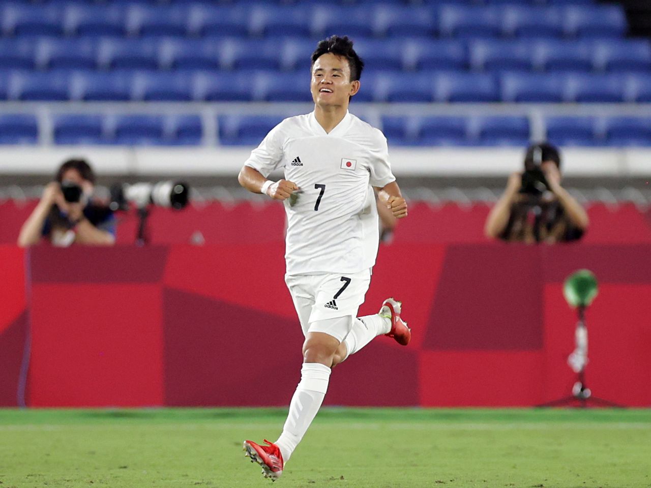 FOTO DE ARCHIVO: el japonés Takefusa Kubo celebra su primer gol contra Francia en los Juegos Olímpicos de Tokio 2020. REUTERS/Hannah Mckay/File Photo